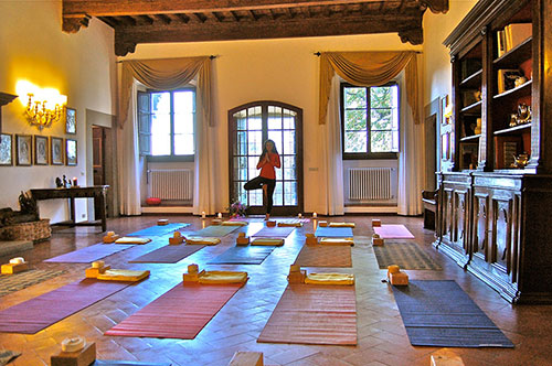 yoga retreats and teacher trainings into yoga shala in Tuscany, Italy